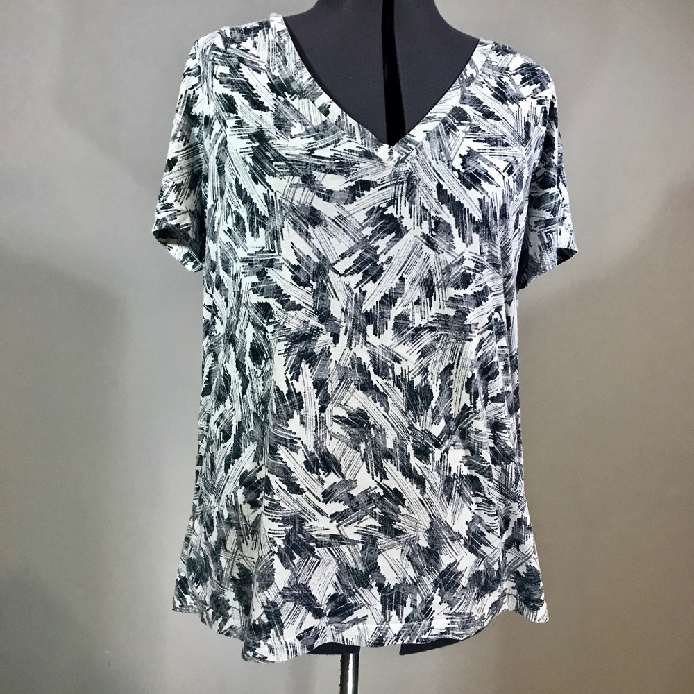 Ava &Viv White, Gray & Black Short Sleeve T-Shirt